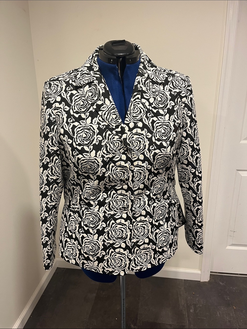 villager Black and White Rose-Print Women's Blazer
